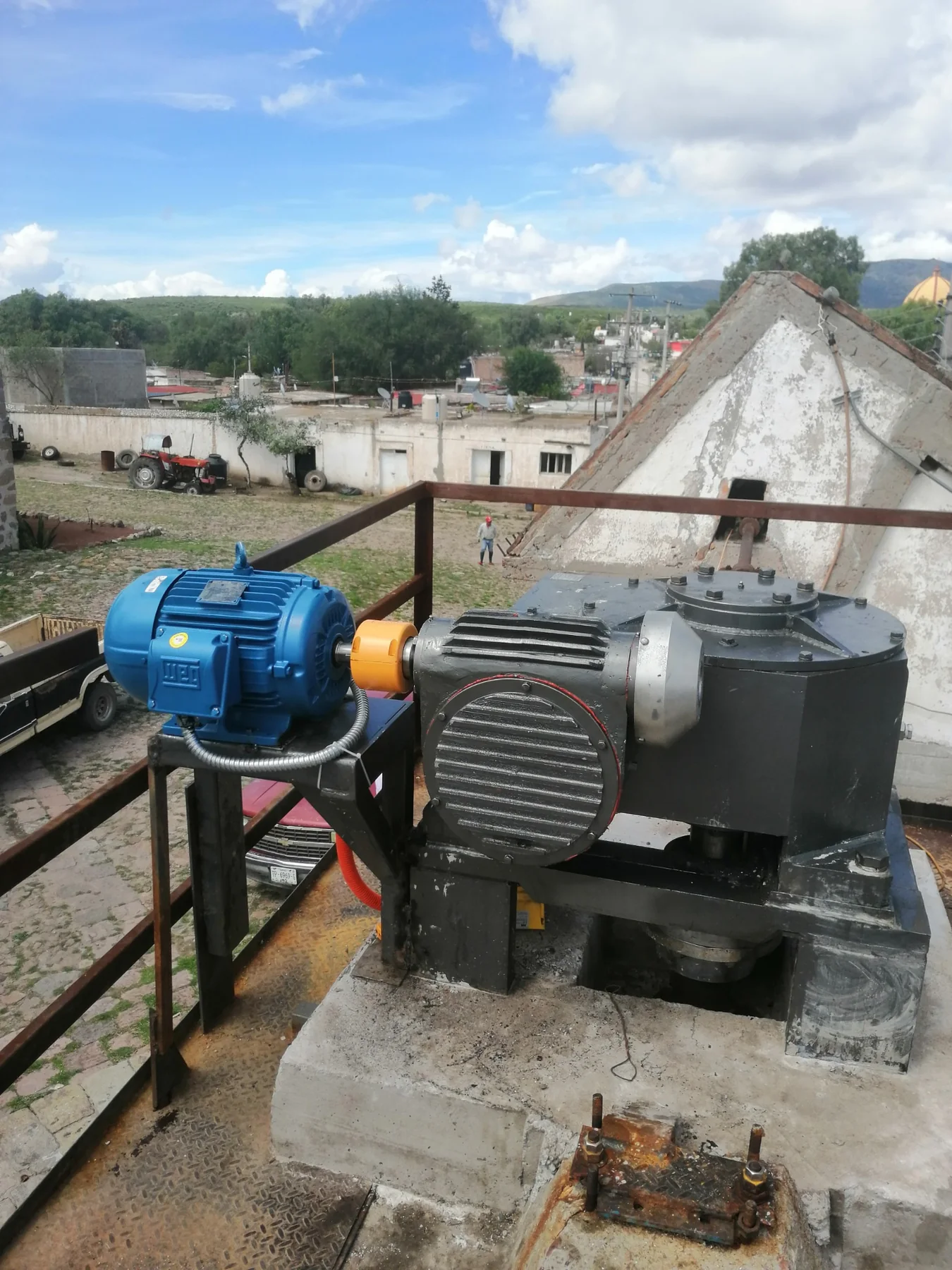 Motor y reductor instalados en una estructura industrial