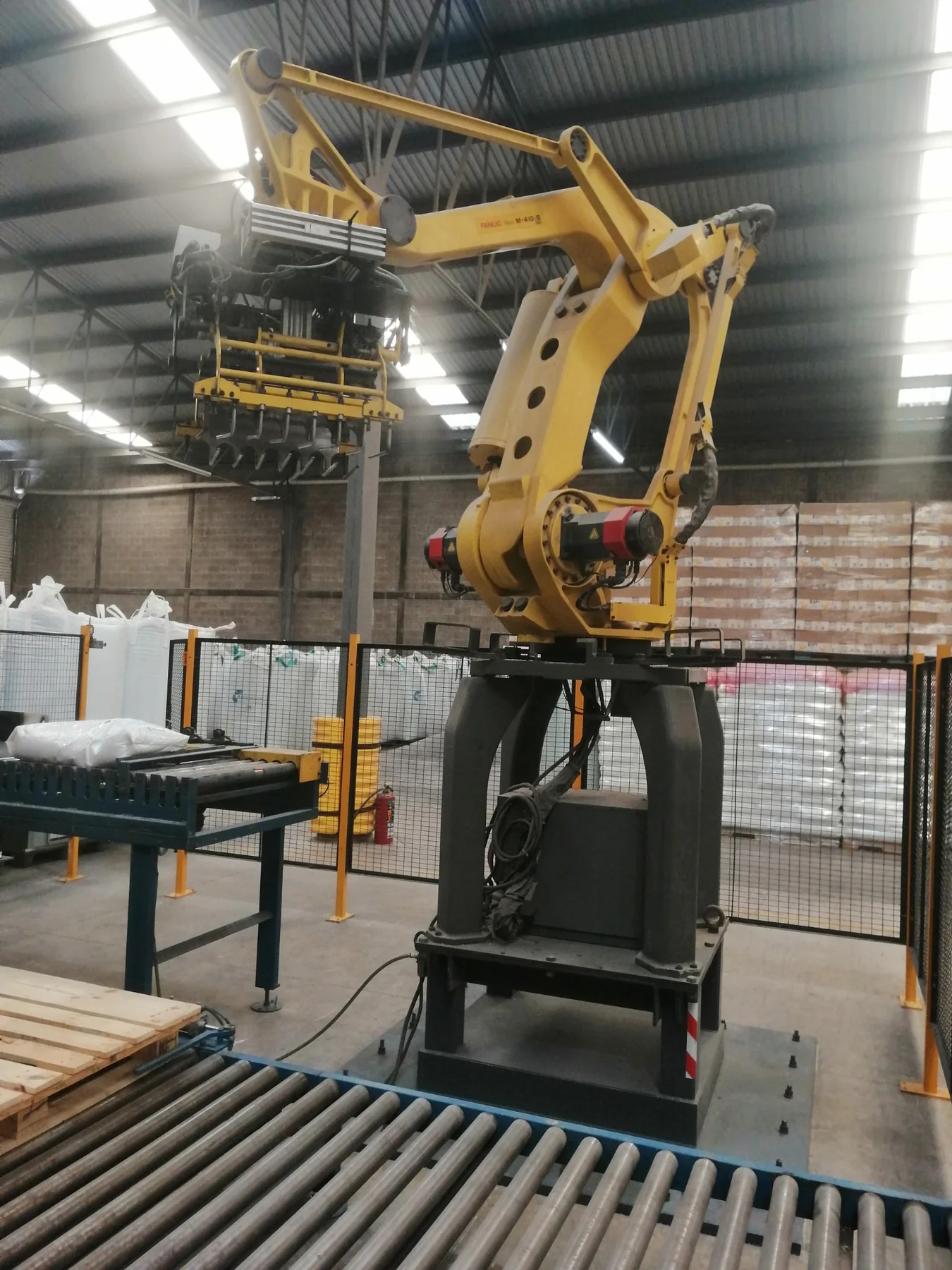 Robot industrial dentro de una planta