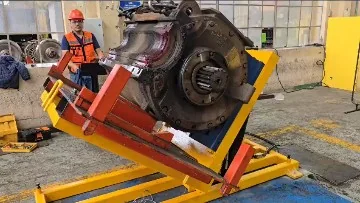 Equipo industrial colocado en una estructura de mantenimiento